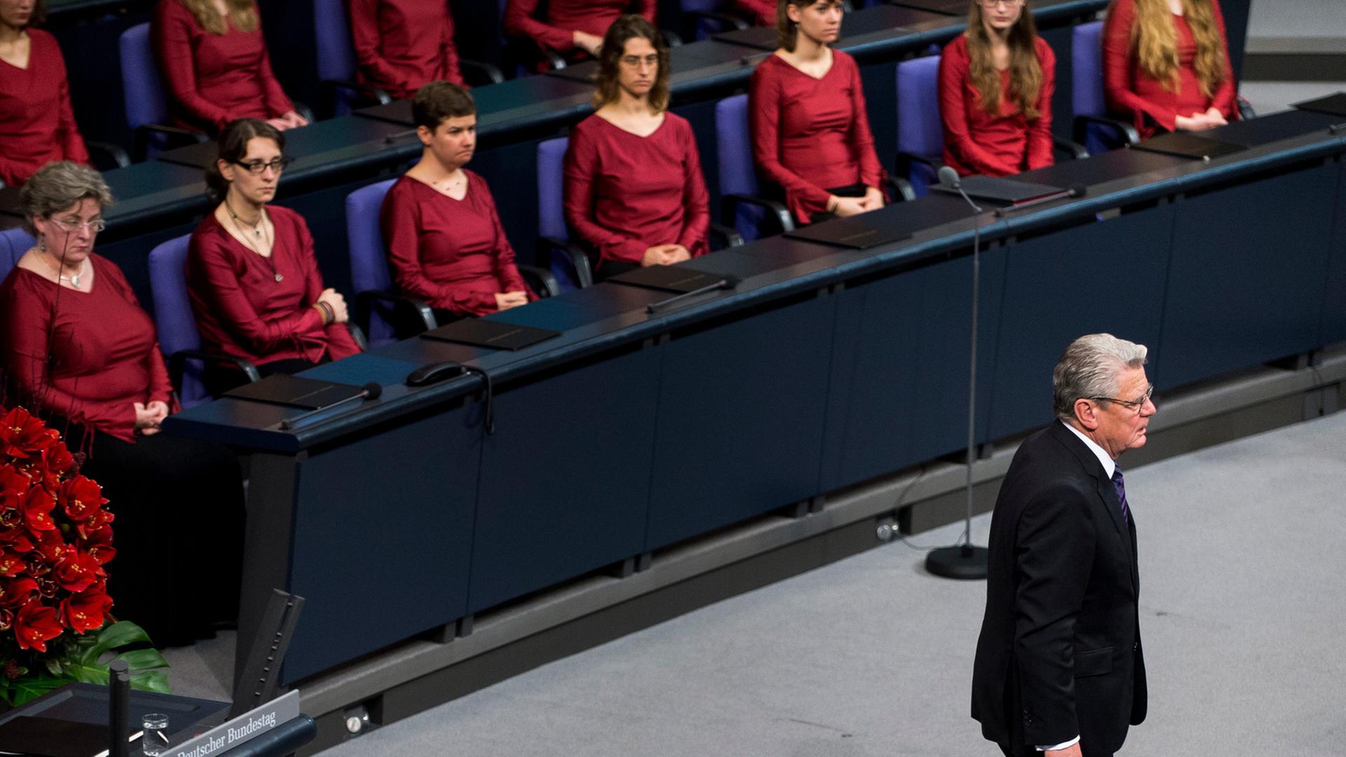 Bundespräsident Joachim Gauck im Plenum des Bundestages in Berlin während der zentralen Gedenkveranstaltung des Volksbundes Deutscher Kriegsgräberfürsorge; Aufnahme vom 15.11. 2015 Bundespräsident Joachim Gauck im Plenum des Bundestages in Berlin während der zentralen Gedenkveranstaltung des Volksbundes Deutscher Kriegsgräberfürsorge; Aufnahme vom 15.11. 2015