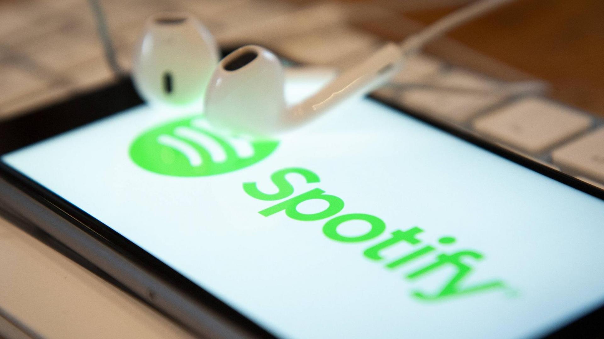 Handy mit Spotify Zeichen und Kopfhörern Handy mit Spotify Zeichen und Kopfhörern