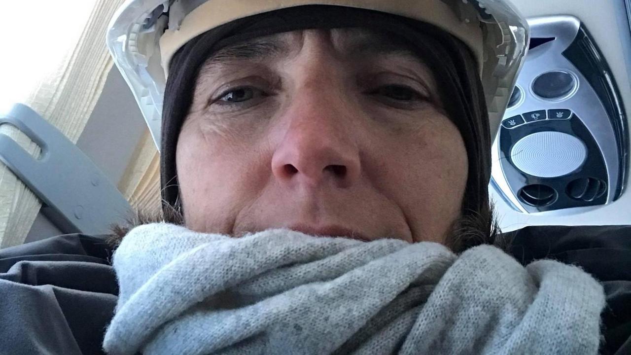 Autorin mit Helm und Schal im Bus Autorin mit Helm und Schal im Bus