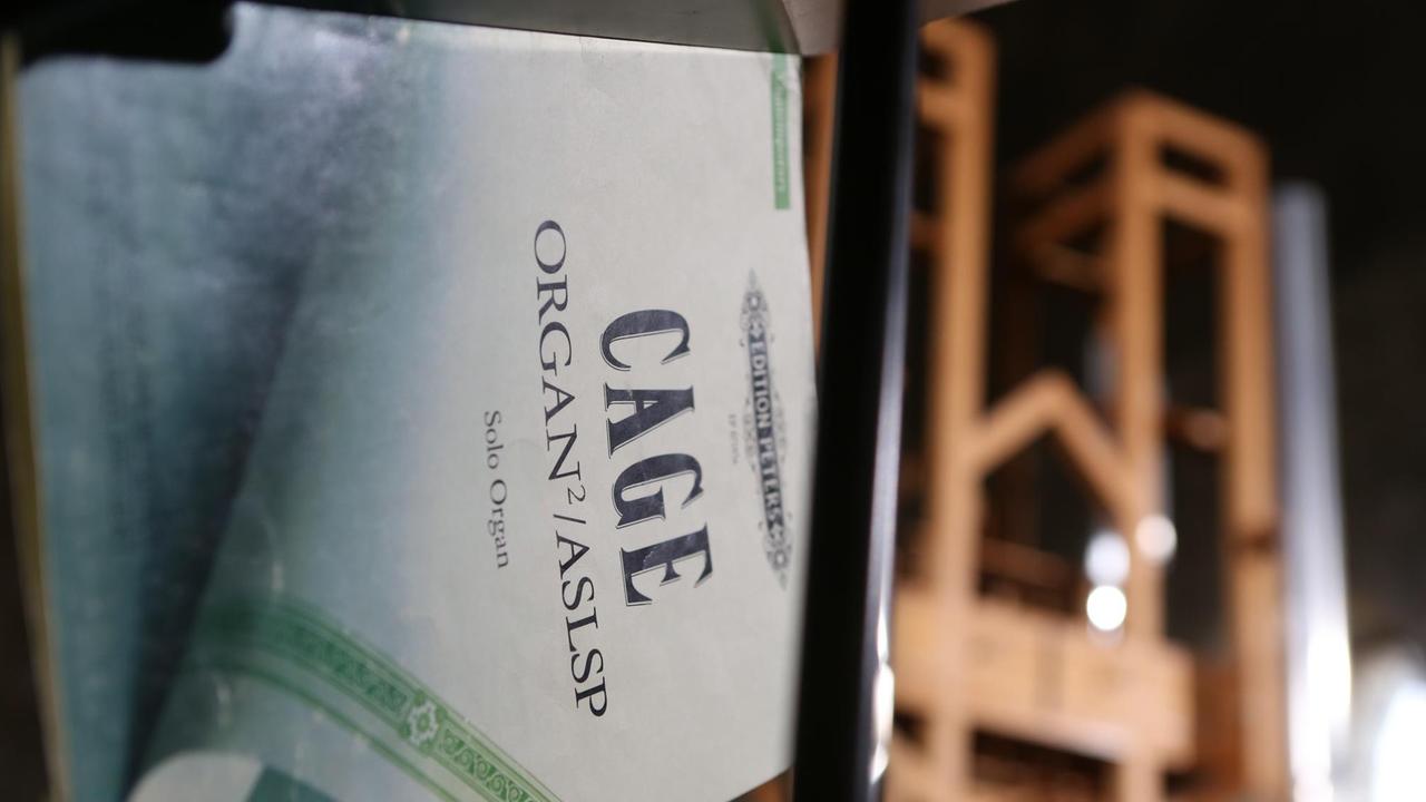 Die Partitur des Musikstücks «ORGAN2/ASLSP» von John Cage liegt auf einem Notenständer im Inneren der Burchardi-Kirche, unweit der Orgel, die 639 Jahre klingen soll. Die Partitur des Musikstücks «ORGAN2/ASLSP» von John Cage liegt auf einem Notenständer im Inneren der Burchardi-Kirche, unweit der Orgel, die 639 Jahre klingen soll.