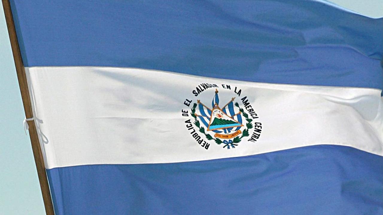 Flagge von El Salvador, 30.01.2007 - EPA/RPBERTO ESCOBAR Flagge von El Salvador, 30.01.2007 - EPA/RPBERTO ESCOBAR