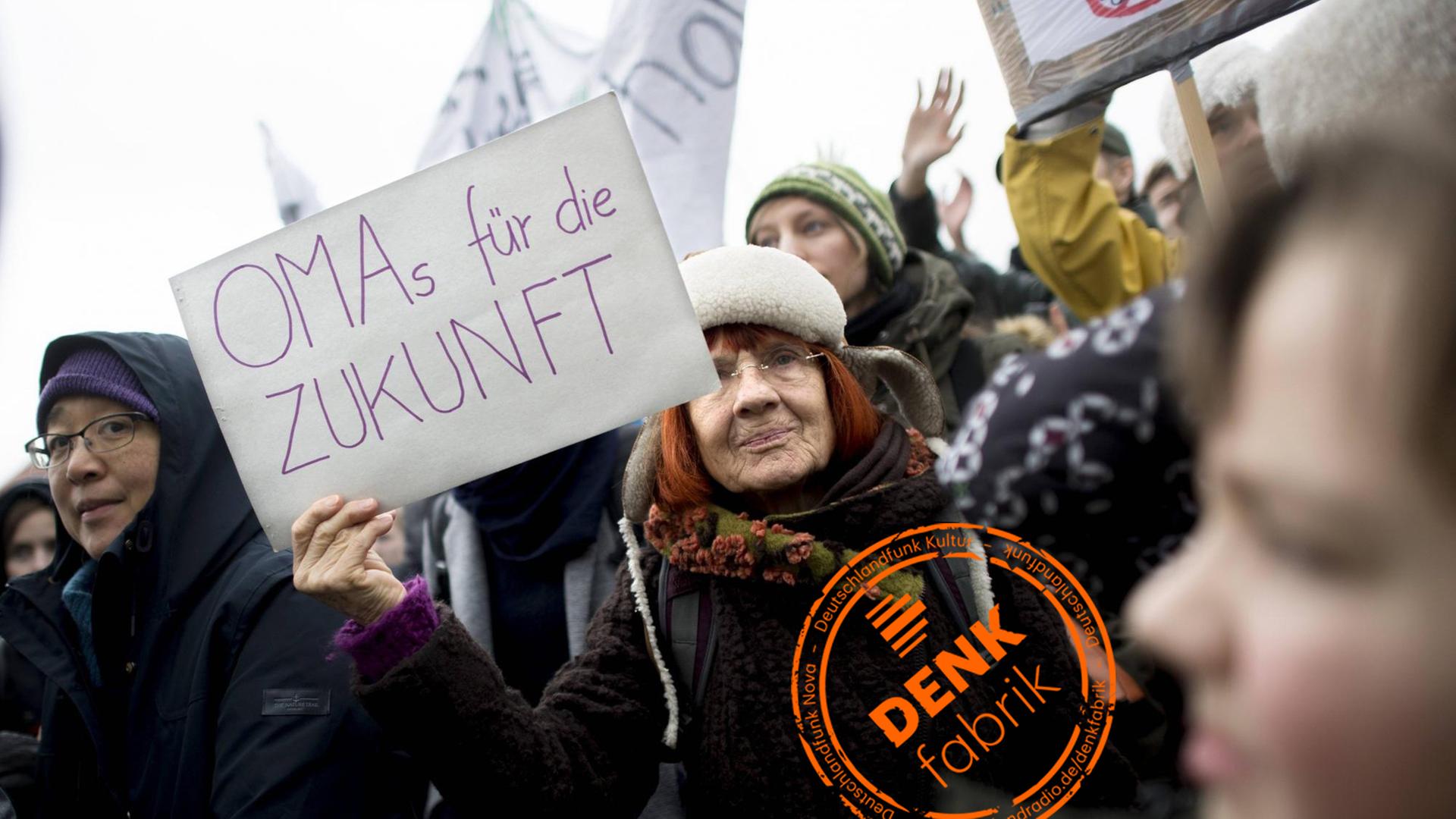 Eine ältere Klimaaktivistin hält auf einer Demonstration ein Schild mit "Omas für die Zukunft". Eine ältere Klimaaktivistin hält auf einer Demonstration ein Schild mit "Omas für die Zukunft".