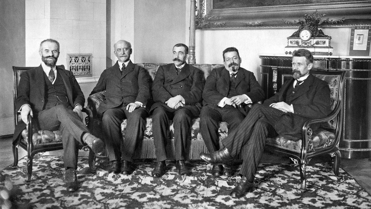 Die provisorische Reichsregierung nach dem Sturz des Deutschen Kaiserreiches im Januar 1919 in Weimar. V.l.n.r.: Otto Landsberg, Reichsjustizminister, Philipp Scheidemann, Ministerpräsident, Gustav Noske, Reichswehrminister, Friedrich Ebert, Reichspräsident, Reichskanzler und Vorsitzender der SPD und Rudolf Wissel, Reichsarbeitsminister. Die provisorische Reichsregierung nach dem Sturz des Deutschen Kaiserreiches im Januar 1919 in Weimar. V.l.n.r.: Otto Landsberg, Reichsjustizminister, Philipp Scheidemann, Ministerpräsident, Gustav Noske, Reichswehrminister, Friedrich Ebert, Reichspräsident, Reichskanzler und Vorsitzender der SPD und Rudolf Wissel, Reichsarbeitsminister.