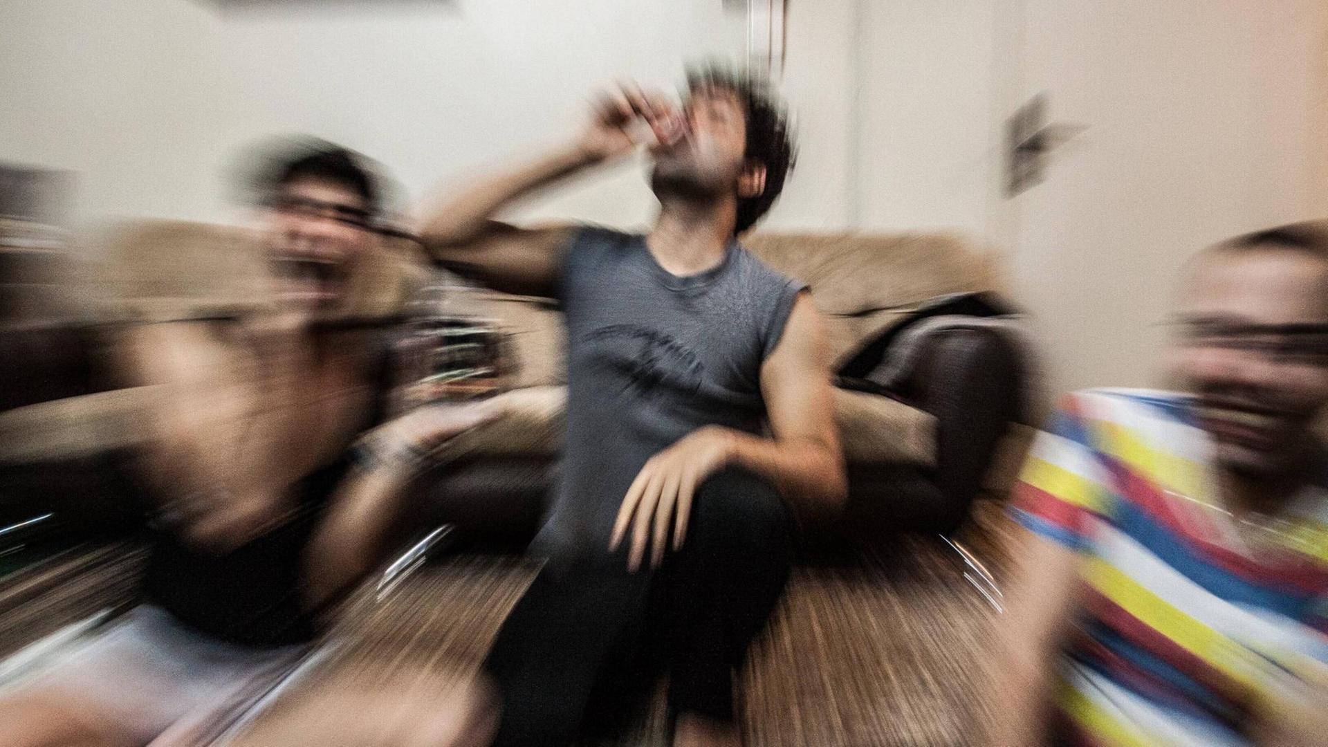 Schemenhaft sind junge Iraner zu sehen, die abends gemeinsam in einer Wohnung Alkohol trinken. Schemenhaft sind junge Iraner zu sehen, die abends gemeinsam in einer Wohnung Alkohol trinken.