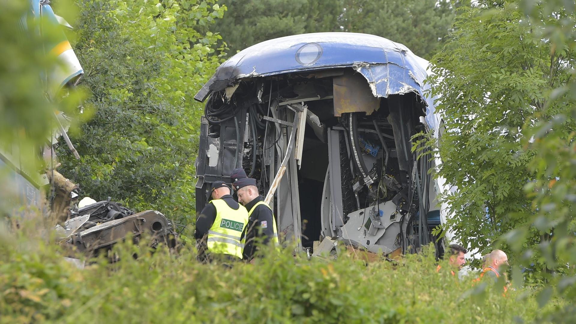 Ein zerstörter Zug-Waggon in Tschechien. Ein zerstörter Zug-Waggon in Tschechien.