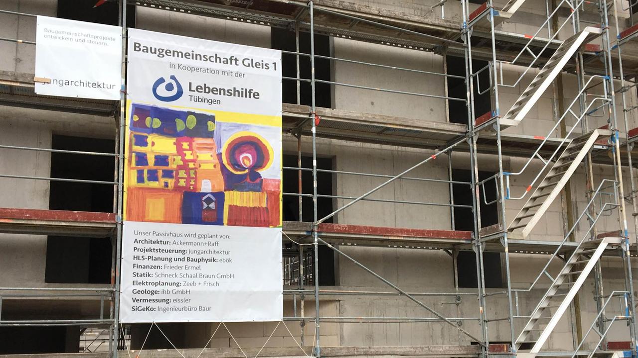 Ein Plakat von der Lebenshilfe hängt an einem Rohbau. Ein Plakat von der Lebenshilfe hängt an einem Rohbau.