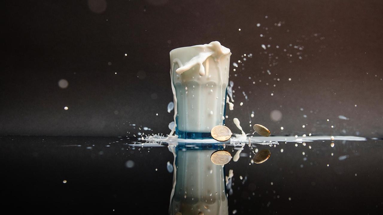 Milchglas mit Münzen Milchglas mit Münzen