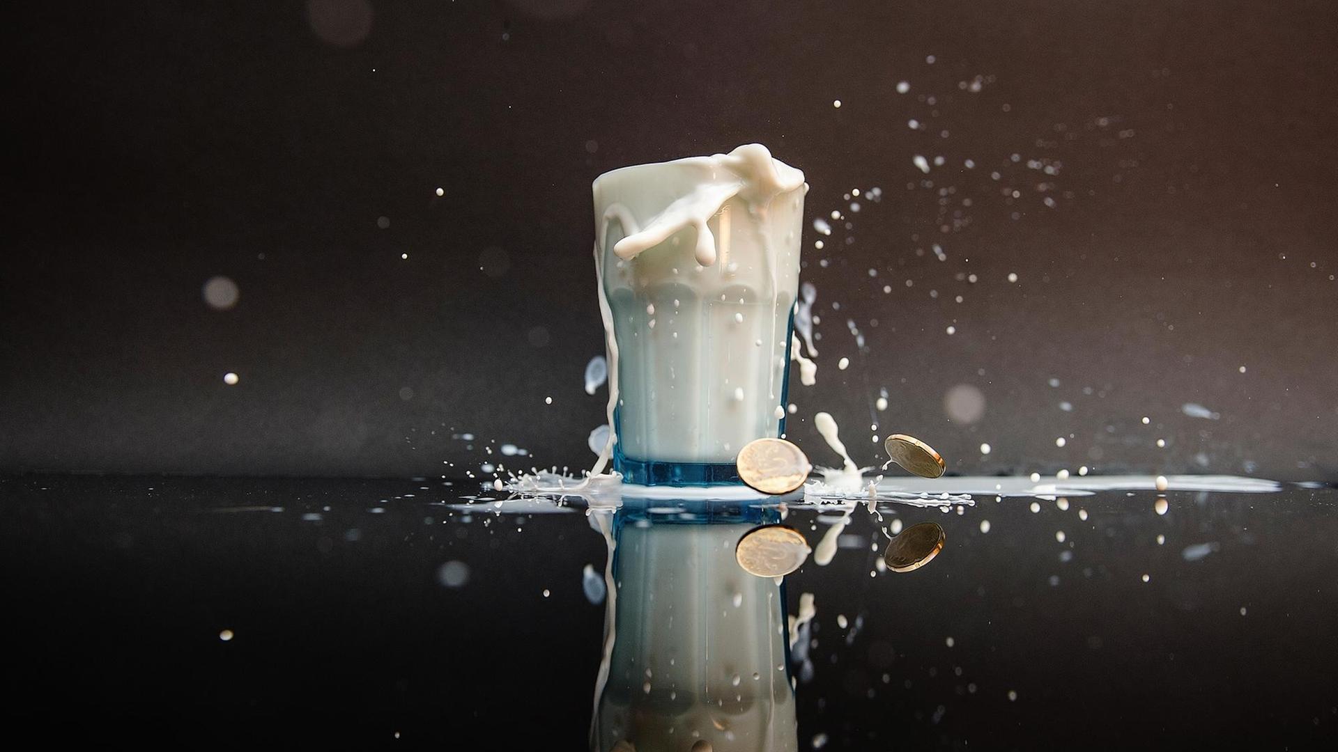 Milchglas mit Münzen Milchglas mit Münzen
