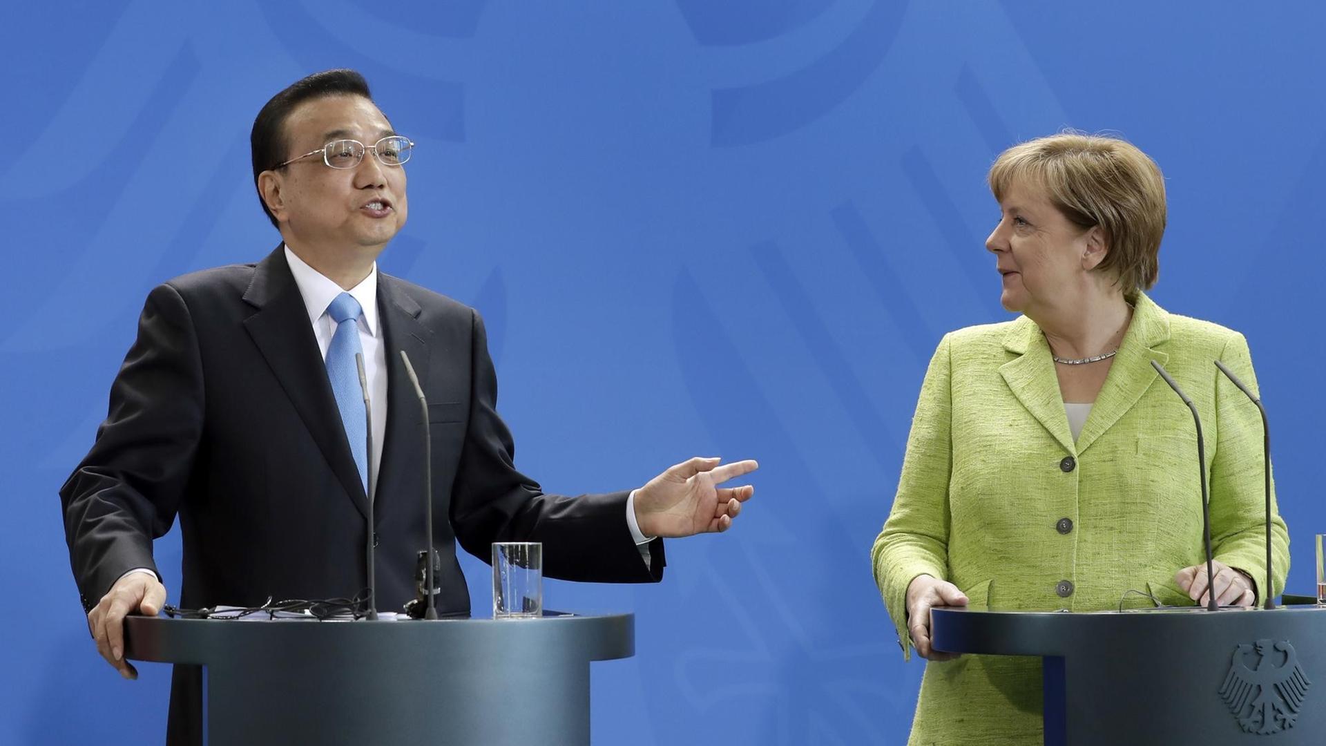 Der chinesische Ministerpräsident Li und Bundeskanzlerin Merkel in Berlin bei einer Pressekonferenz in Berlin am 1. 06.2017 Der chinesische Ministerpräsident Li und Bundeskanzlerin Merkel in Berlin bei einer Pressekonferenz in Berlin am 1. 06.2017