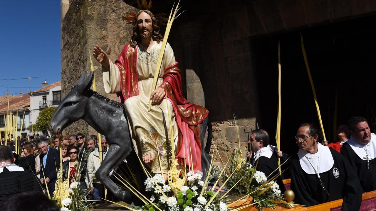 Ein Bildnis einer christlichen Ikone namens "La borriquilla", das den triumphalen Einzug Jesu in Jerusalem darstellt, wird von Büßern während der Prozession des Palmsonntags in Almazán, Nordspanien, getragen. Ein Bildnis einer christlichen Ikone namens "La borriquilla", das den triumphalen Einzug Jesu in Jerusalem darstellt, wird von Büßern während der Prozession des Palmsonntags in Almazán, Nordspanien, getragen.