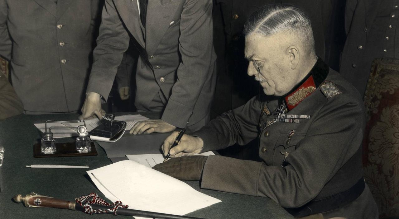 Generalfeldmarschall Wilhelm Keitel bei der Unterzeichnung der Kapitulation Deutschlands im sowjetischen Hauptquartier in Berlin-Karlshorst, 8. Mai 1945. Generalfeldmarschall Wilhelm Keitel bei der Unterzeichnung der Kapitulation Deutschlands im sowjetischen Hauptquartier in Berlin-Karlshorst, 8. Mai 1945.