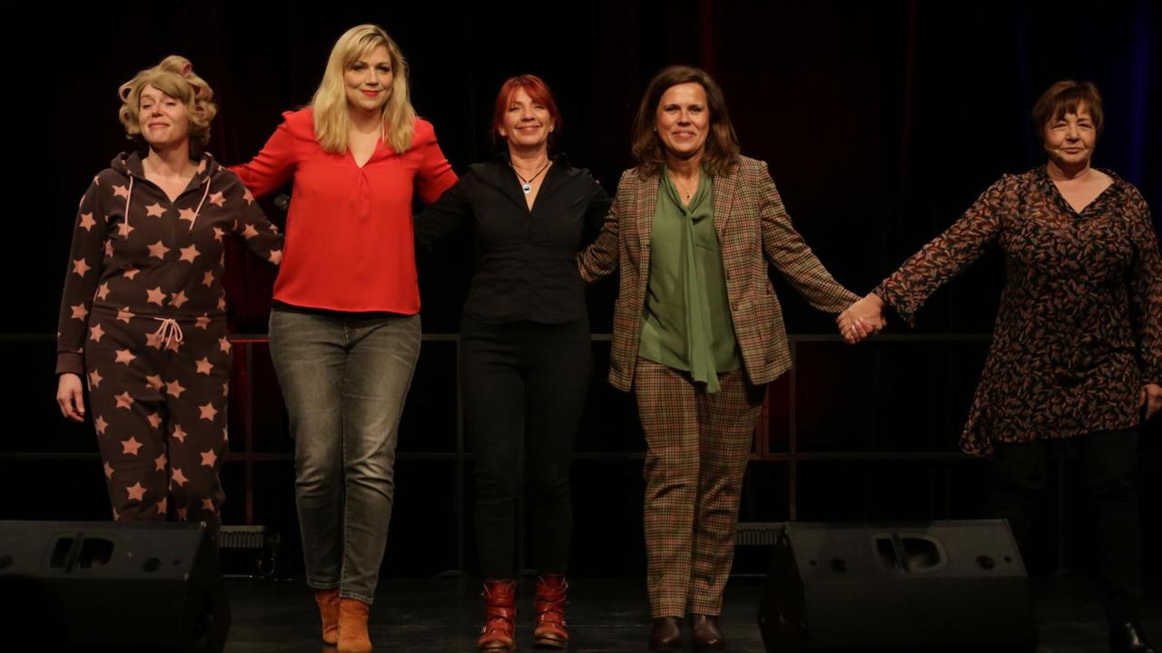Gruppenbild mit fünf Kabarettistinnen auf einer Bühne im Kölner Stollwerck Gruppenbild mit fünf Kabarettistinnen auf einer Bühne im Kölner Stollwerck