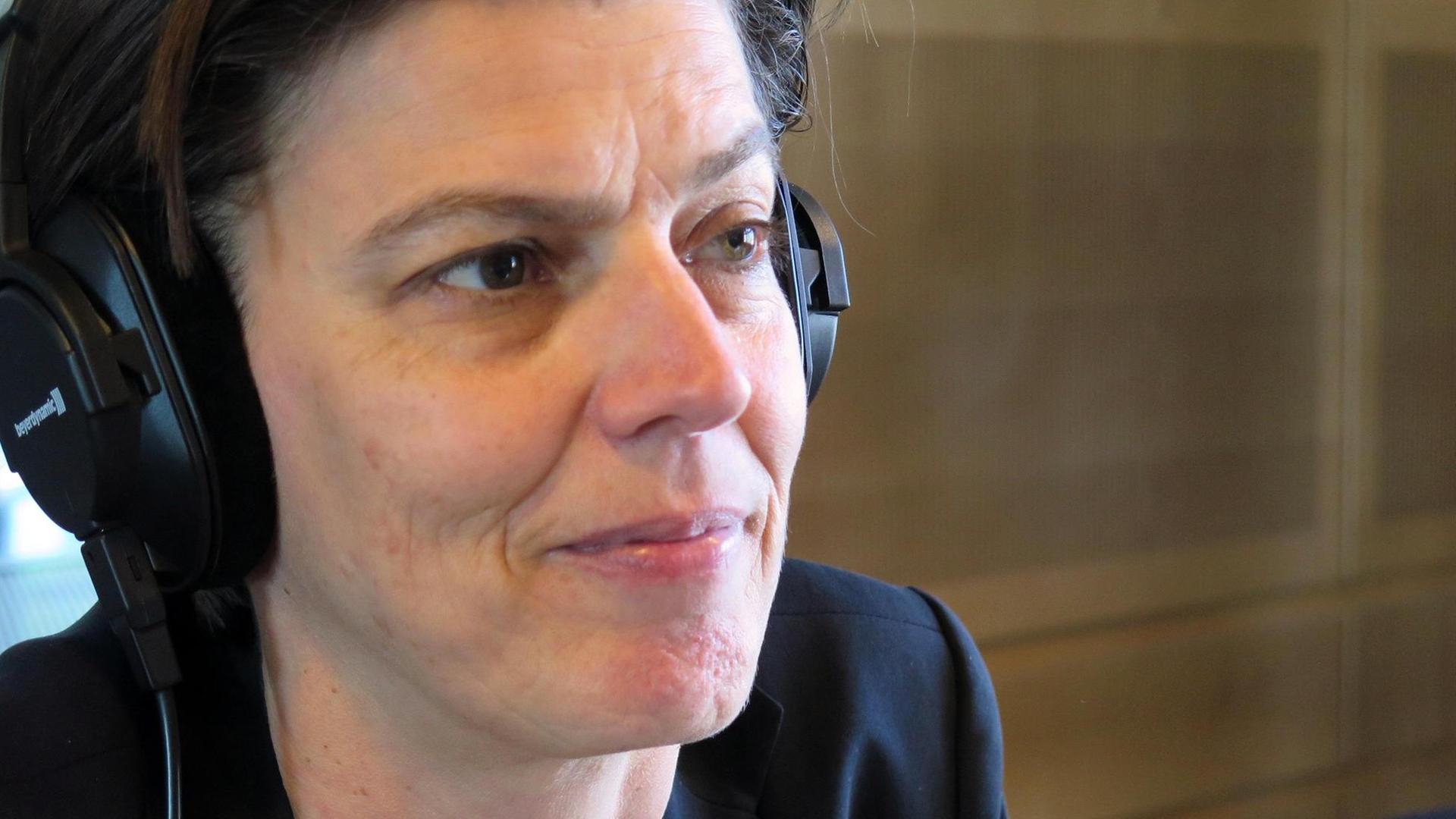 Die Publizistin Carolin Emcke im Studio von Deutschlandradio Kultur. Die Publizistin Carolin Emcke im Studio von Deutschlandradio Kultur.