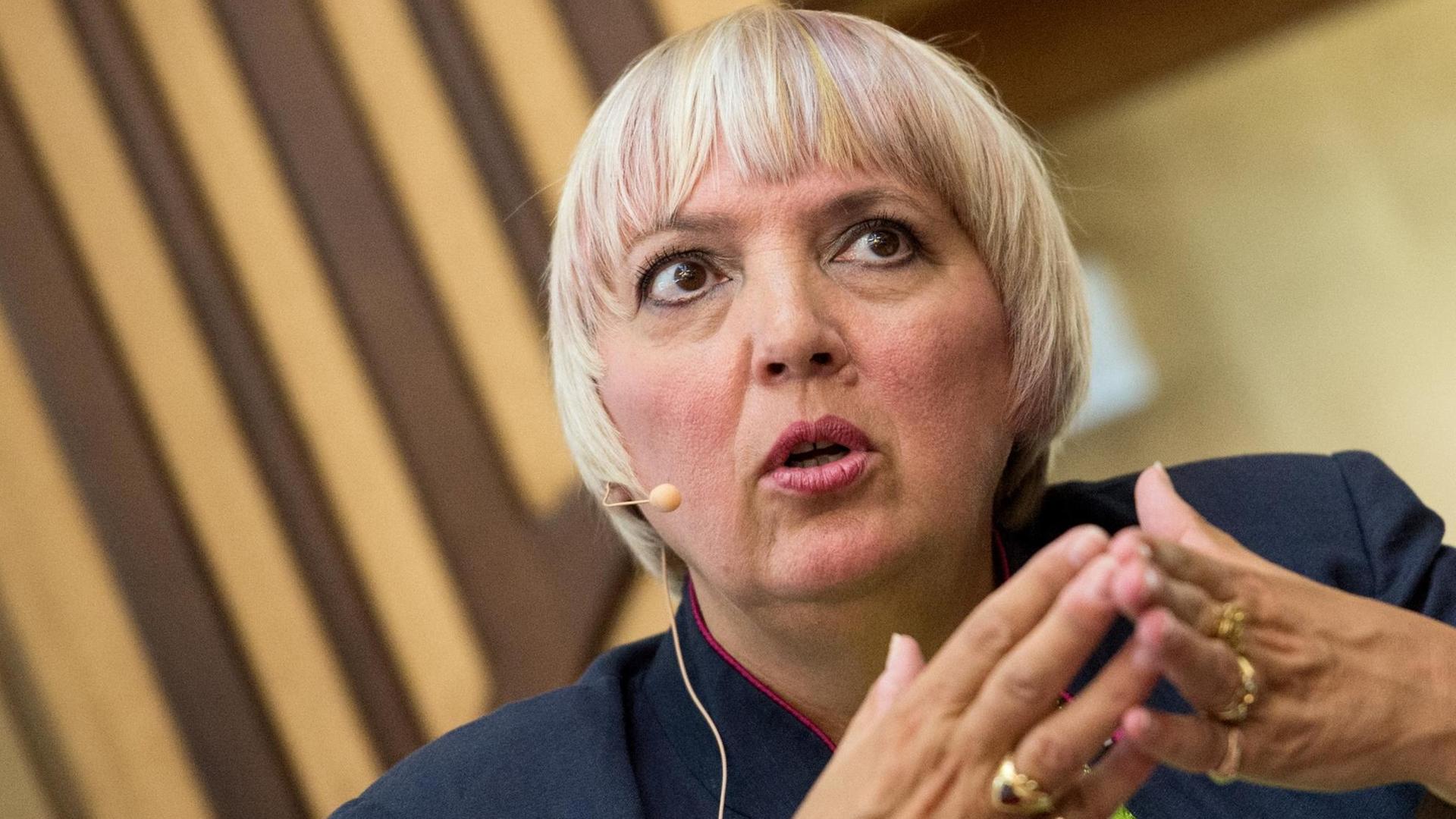 Die Vizepräsidentin des Deutschen Bundestages, Claudia Roth (Grüne), äußert sich am 30.05.2016 in Berlin zum Thema Rassismus. Die Vizepräsidentin des Deutschen Bundestages, Claudia Roth (Grüne), äußert sich am 30.05.2016 in Berlin zum Thema Rassismus.