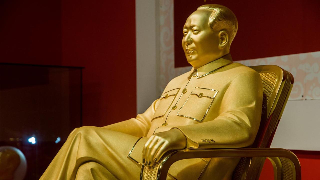Eine goldene Statue von Mao Zedong in Shenzhen.