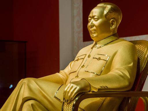Eine goldene Statue von Mao Zedong in Shenzhen.