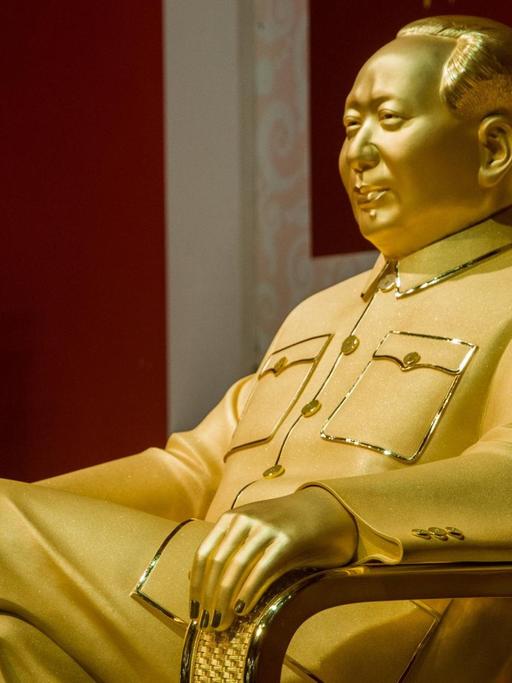 Eine goldene Statue von Mao Zedong in Shenzhen.