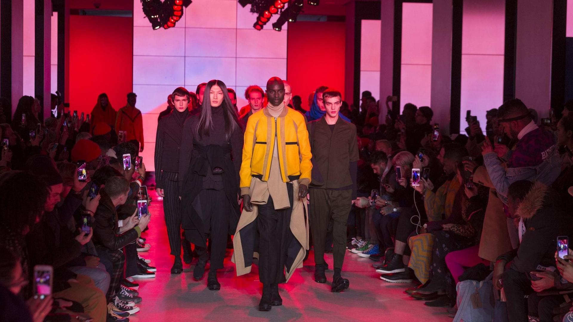 Ein Model auf dem Laufsteg für den Designer Abasi Rosborough währende der New York Mens Fashion week 2018 Ein Model auf dem Laufsteg für den Designer Abasi Rosborough währende der New York Mens Fashion week 2018