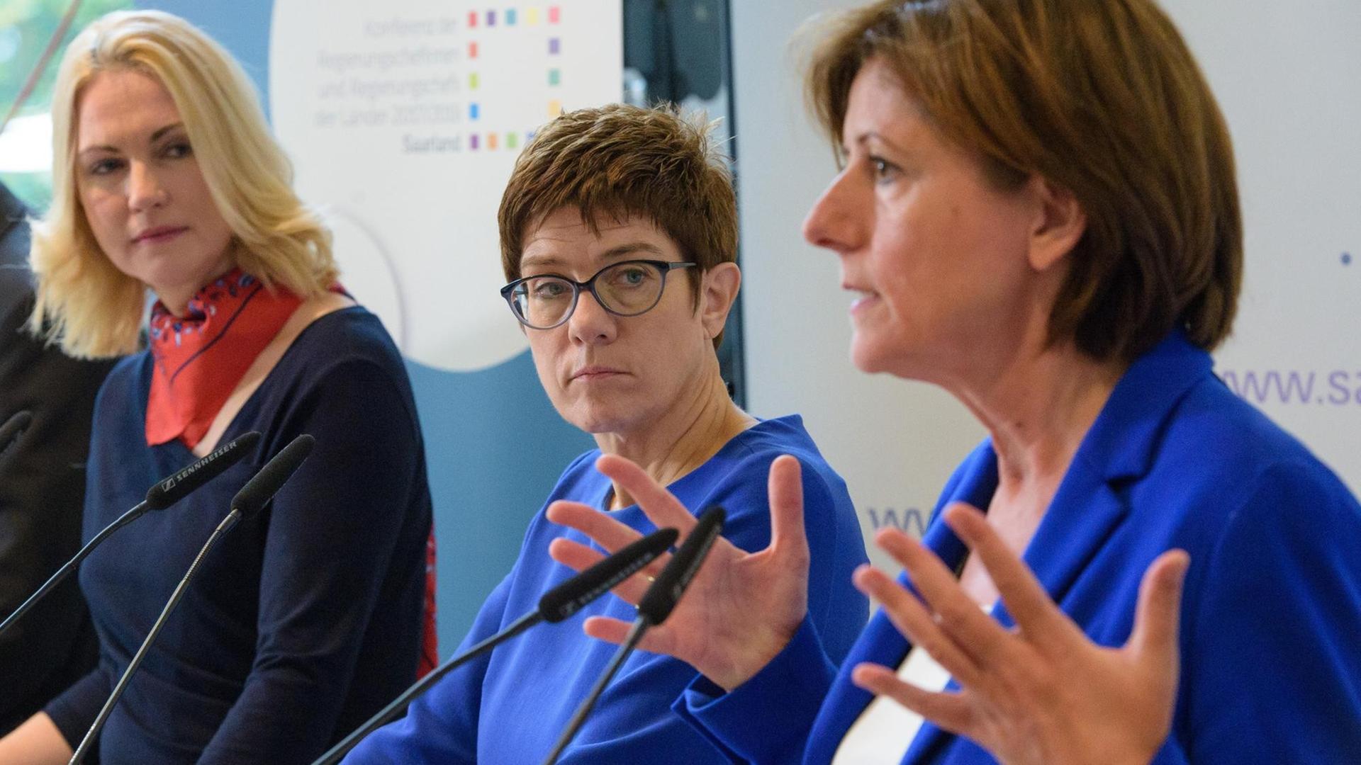Manuela Schwesig (SPD), Ministerpräsidentin von Mecklenburg-Vorpommern, die saarländische Ministerpräsidentin Annegret Kramp-Karrenbauer (CDU) und Malu Dreyer (SPD), Ministerpräsidentin von Rheinland-Pfalz, (l-r) stehen am 20.10.2017 nach der Jahreskonferenz der Ministerpräsidenten der Länder im Schloss Halberg in Saarbrücken (Saarland) bei der Pressekonferenz nebeneinander. Manuela Schwesig (SPD), Ministerpräsidentin von Mecklenburg-Vorpommern, die saarländische Ministerpräsidentin Annegret Kramp-Karrenbauer (CDU) und Malu Dreyer (SPD), Ministerpräsidentin von Rheinland-Pfalz, (l-r) stehen am 20.10.2017 nach der Jahreskonferenz der Ministerpräsidenten der Länder im Schloss Halberg in Saarbrücken (Saarland) bei der Pressekonferenz nebeneinander.