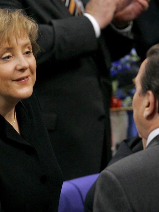 Schröder gratuliert Merkel zur Kanzlerschaft