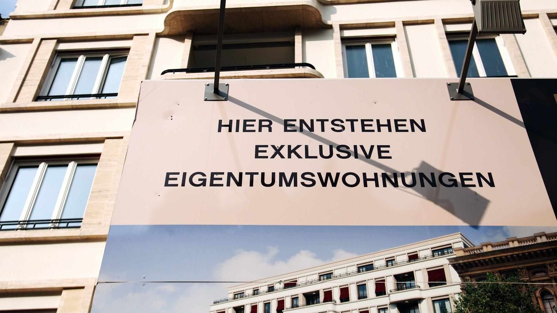 "Hier entstehen exklusive Eigentumswohnungen" steht auf einem Werbebanner im Bezirk Mitte in Berlin. "Hier entstehen exklusive Eigentumswohnungen" steht auf einem Werbebanner im Bezirk Mitte in Berlin.