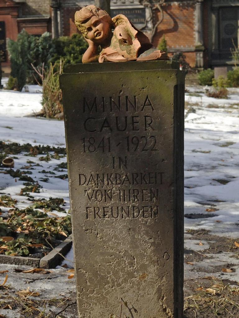 Das Grab der deutschen Frauenrechtlerin Minna Cauer (1841-1922) auf dem Berliner Friedhof der Schöneberger St. Matthäus-Gemeinde.