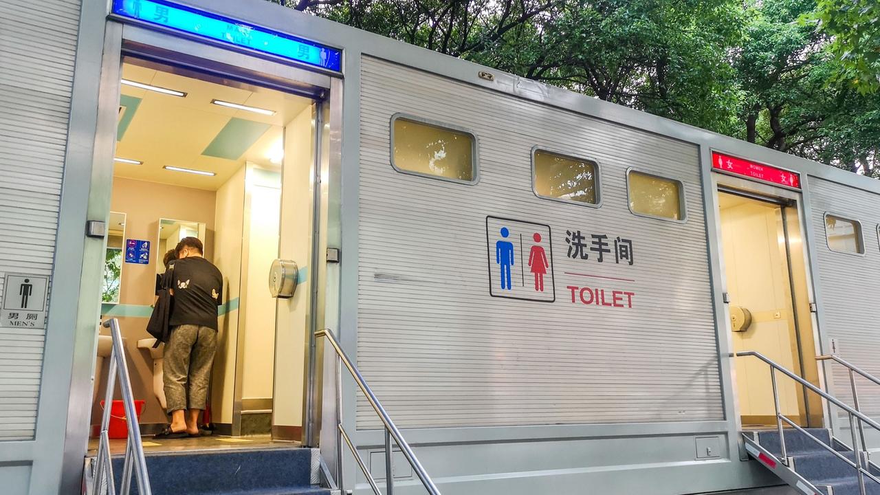 Mobile öffentliche Toilette Renmin Platz in Shanghai, China Mobile öffentliche Toilette Renmin Platz in Shanghai, China