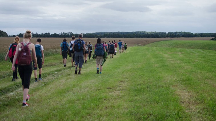 Mitglieder des Choralchores wandern über einen Feldweg bei der Singwanderung 2016.