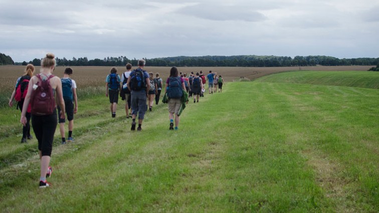 Mitglieder des Choralchores wandern über einen Feldweg bei der Singwanderung 2016. Mitglieder des Choralchores wandern über einen Feldweg bei der Singwanderung 2016.