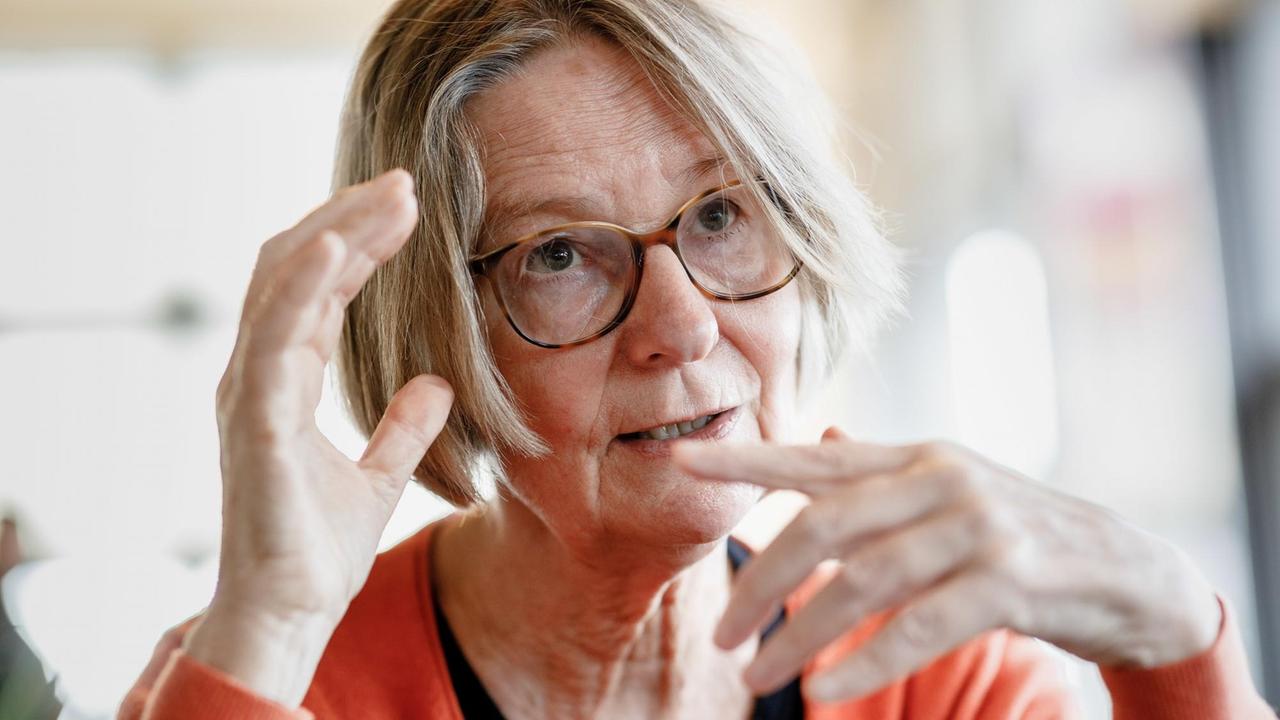 Die Schriftstellerin Kirsten Boie. Insgesamt hat die Hamburgerin bereits mehr als 100 Bücher veröffentlicht. Sie ist am 19.03.2020 70 Jahre alt geworden. Die Schriftstellerin Kirsten Boie. Insgesamt hat die Hamburgerin bereits mehr als 100 Bücher veröffentlicht. Sie ist am 19.03.2020 70 Jahre alt geworden.