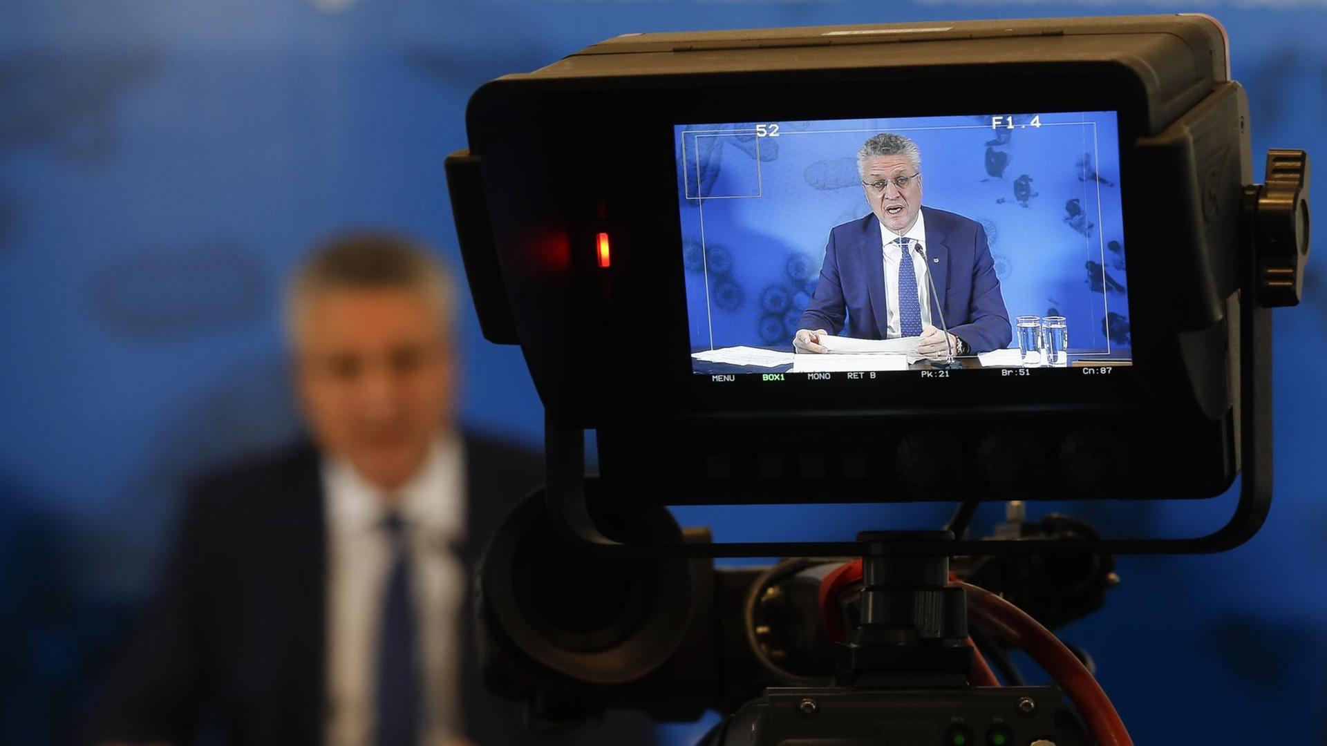 Lothar Wieler, Chef des Robert Koch-Instituts (RKI), ist in einem Monitor zu sehen, als er während einer Pressekonferenz spricht. Lothar Wieler, Chef des Robert Koch-Instituts (RKI), ist in einem Monitor zu sehen, als er während einer Pressekonferenz spricht.