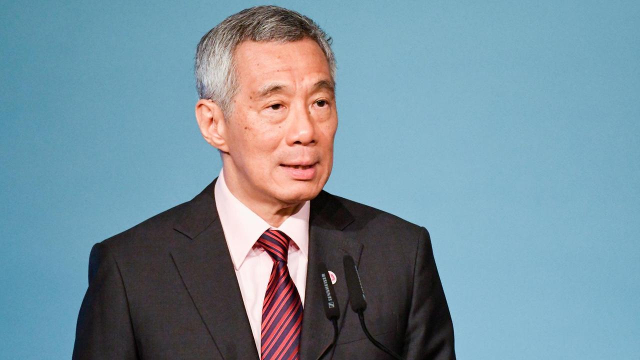 Singapurs Premierminister Lee Hsien Loong im April 2018 mit kurzen grauen Haaren und schwarzem Anzug. Singapurs Premierminister Lee Hsien Loong im April 2018 mit kurzen grauen Haaren und schwarzem Anzug.