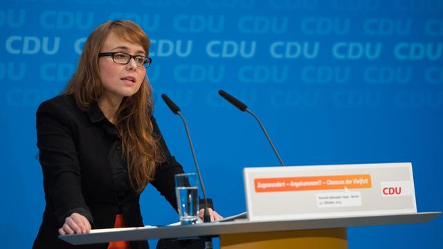 Die CDU-Politikerin Cemile Giousouf spricht auf der Konferenz "Zugewandert-Angekommen"