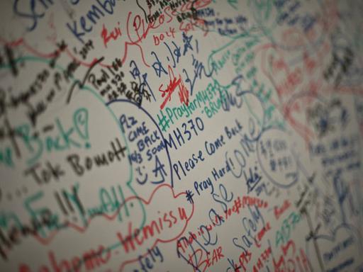 Auf den Wänden eines Einkaufzentrums in Kuala Lumpur sind die Wünsche für die vermissten Passagiere des Flugs MH370 geschrieben.