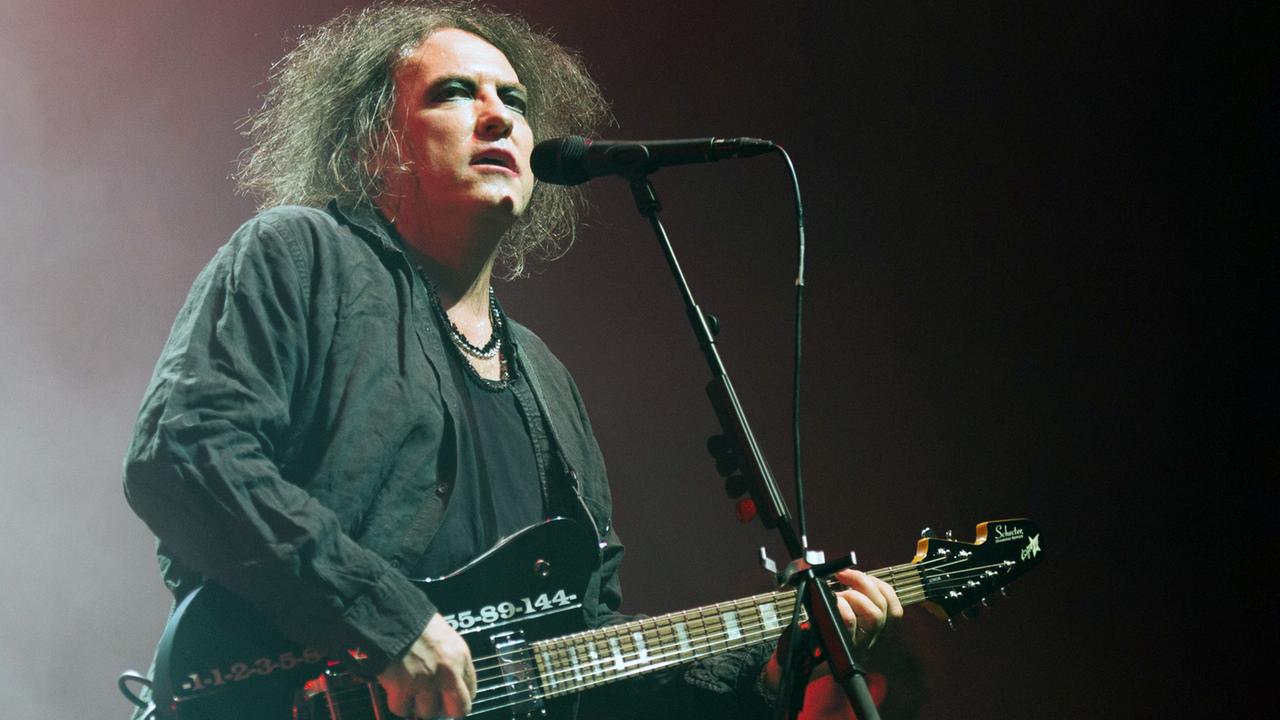 Robert Smith, Frontmann der britischen Band The Cure, steht am 17.10.2016 in Hamburg auf der Bühne. Robert Smith, Frontmann der britischen Band The Cure, steht am 17.10.2016 in Hamburg auf der Bühne.