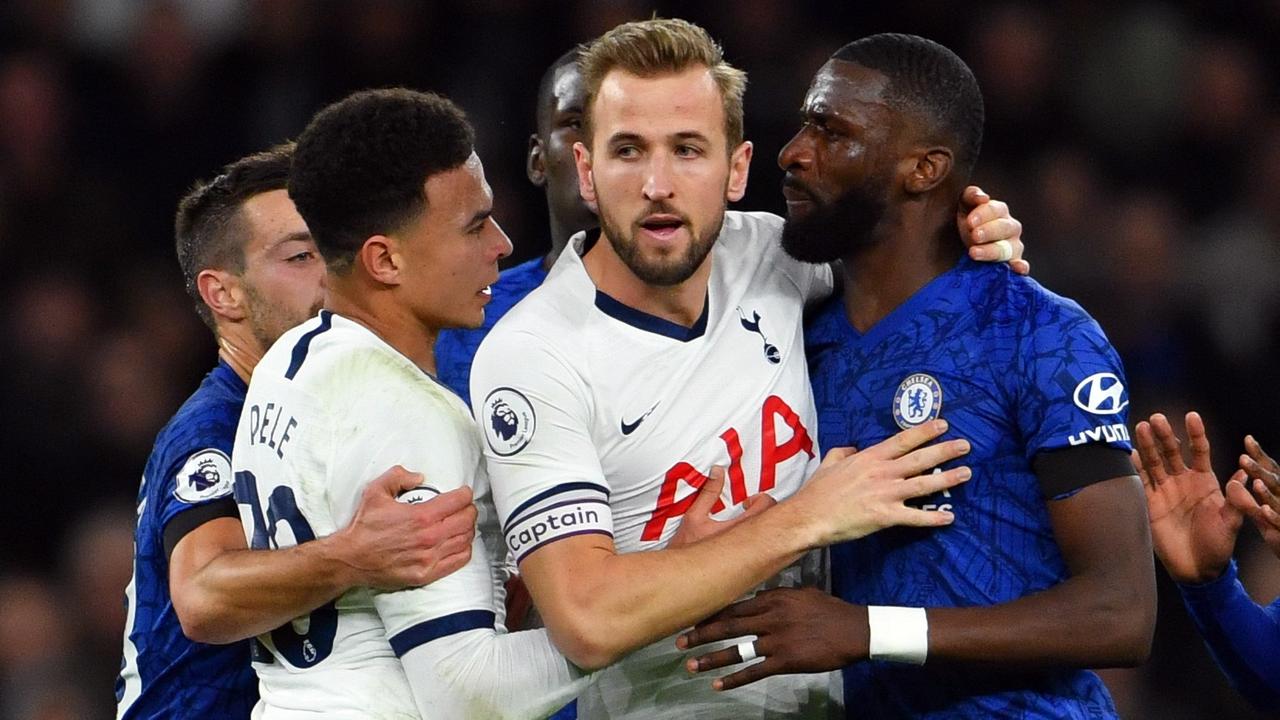 Tottenhams Harry Kane trennt seinen Mannschaftskameraden Dele Alli und Chelseas Antonio Rüdiger. Tottenhams Harry Kane trennt seinen Mannschaftskameraden Dele Alli und Chelseas Antonio Rüdiger.