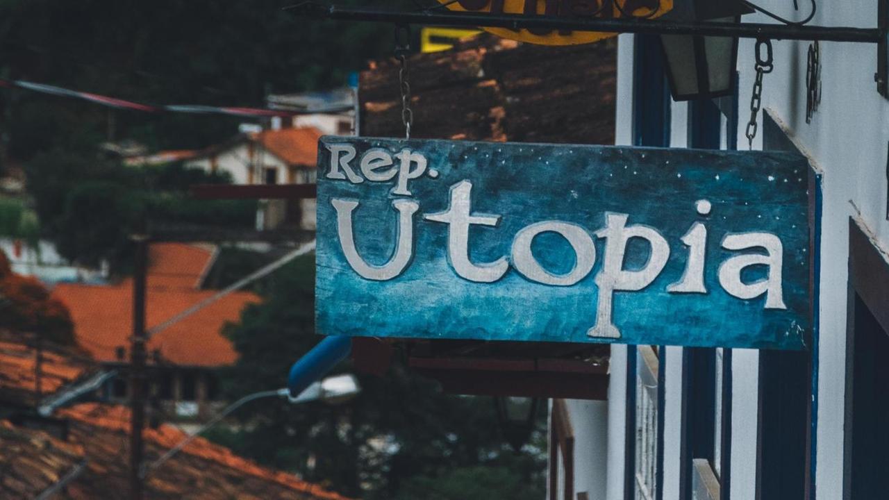 Ein Schild vor einem Haus mit der Aufschrift Rep. Utopia.