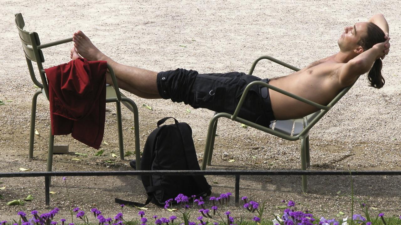 Heute mal faul: Ein Sonnenanbeter im Pariser Jardin du Luxembourg Heute mal faul: Ein Sonnenanbeter im Pariser Jardin du Luxembourg