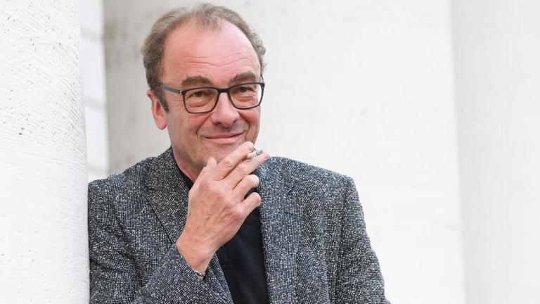 Der österreichische Autor Robert Menasse blickt bei einer Lesung in die Kamera. Der österreichische Autor Robert Menasse blickt bei einer Lesung in die Kamera.