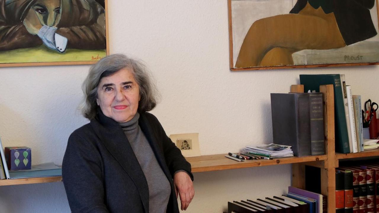 Die Schriftstellerin Barbara Honigmann in ihrer Straßburger Wohnung Die Schriftstellerin Barbara Honigmann in ihrer Straßburger Wohnung