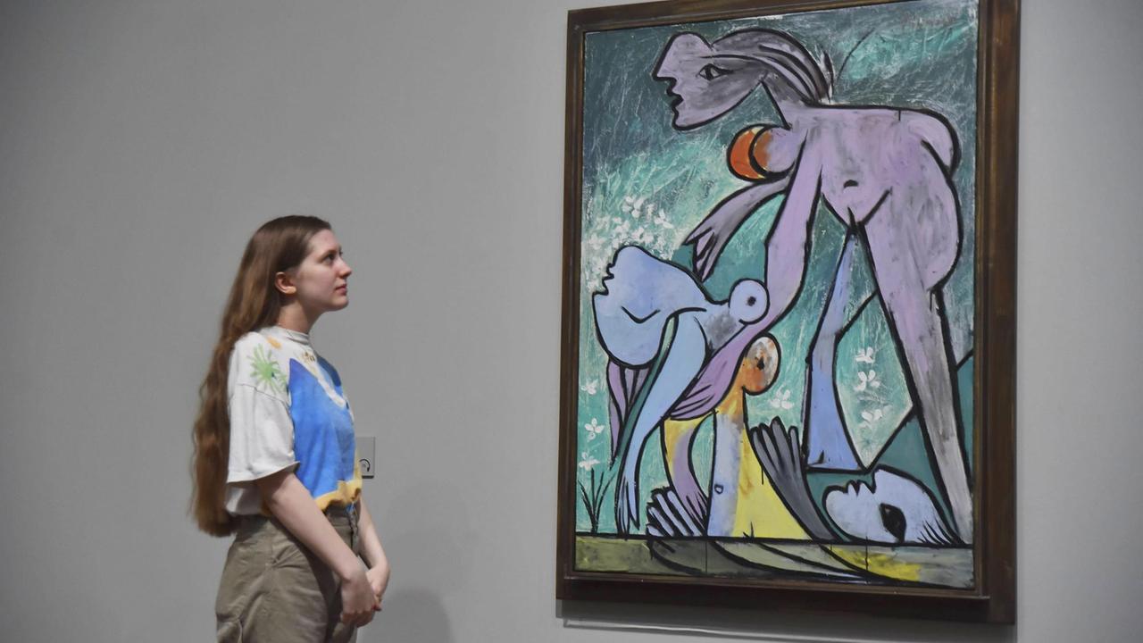 Eine Frau betrachtet in der Ausstellung Ausstellung "Liebe, Ruhm, Tragödie - Picasso 1932" in der Tate Modern ein Bild von Picasso. Eine Frau betrachtet in der Ausstellung Ausstellung "Liebe, Ruhm, Tragödie - Picasso 1932" in der Tate Modern ein Bild von Picasso.