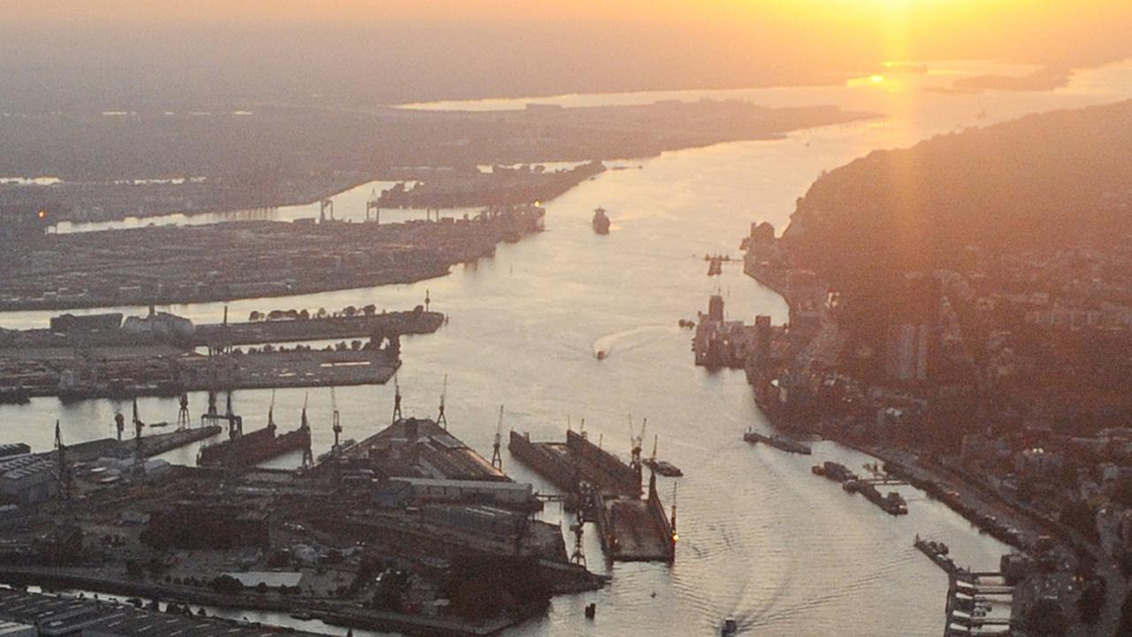 Teile des Hamburger Hafens und die Elbe im Licht der untergehenden Sonne. Teile des Hamburger Hafens und die Elbe im Licht der untergehenden Sonne.