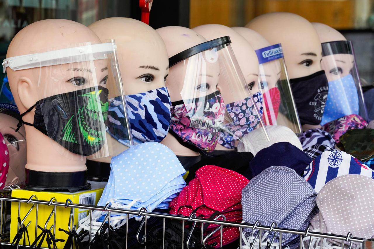 An einem Verkaufsstand wird eine Auswahl an Mund-Nasenschutz-, Atemschutzmasken und Schutzschilde, Visiere zum Schutz gegen das Corona-Virus angeboten. An einem Verkaufsstand wird eine Auswahl an Mund-Nasenschutz-, Atemschutzmasken und Schutzschilde, Visiere zum Schutz gegen das Corona-Virus angeboten.