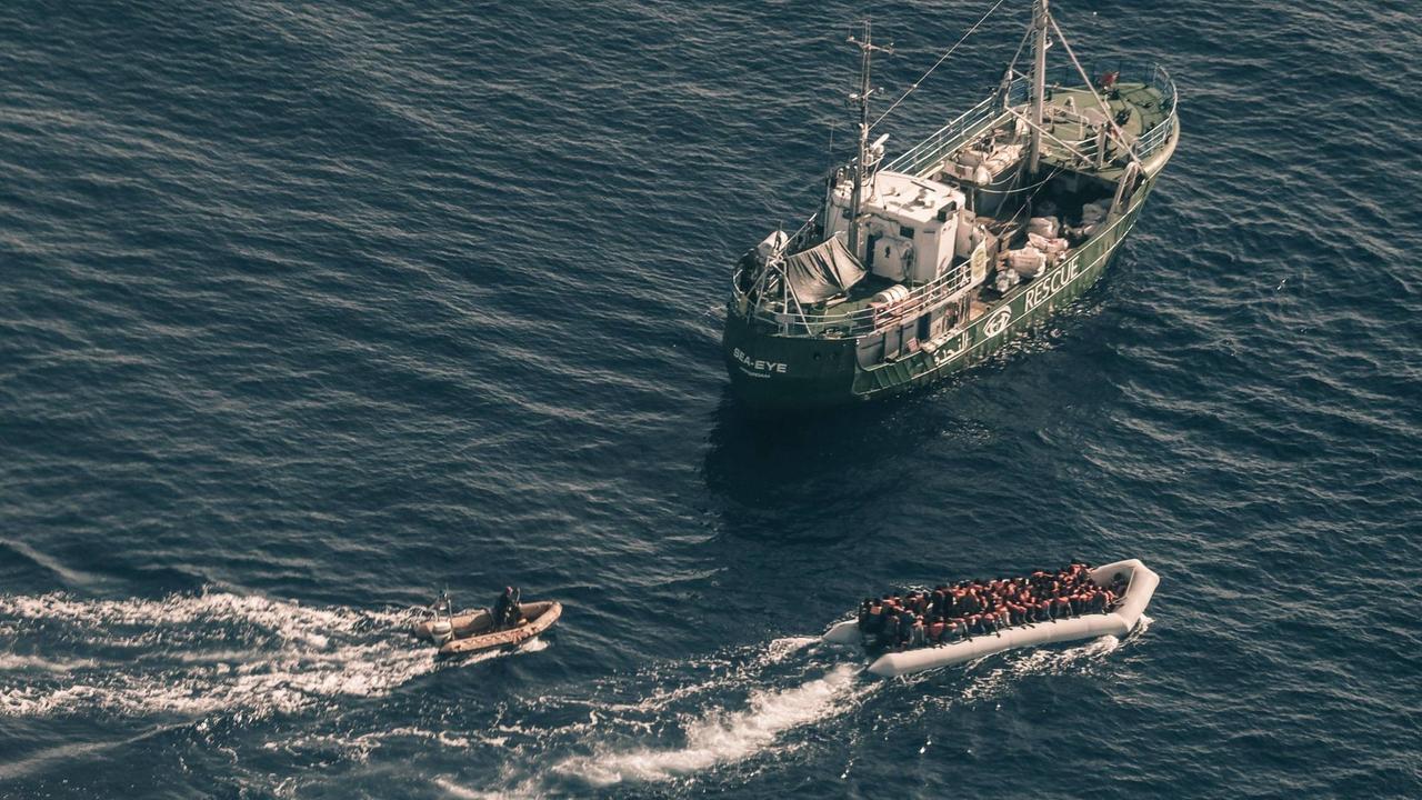 Rettungsaktion vor der Küste Libyens - beobachtet aus dem Suchflugzeug Moonbird der Hilfsorganisation Sea-Watch im Juli 2017 Rettungsaktion vor der Küste Libyens - beobachtet aus dem Suchflugzeug Moonbird der Hilfsorganisation Sea-Watch im Juli 2017
