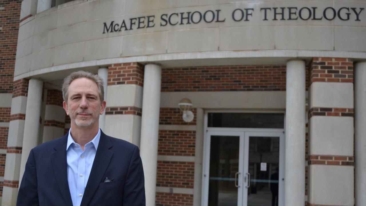David Gushee vor der McAfee School of Theology der Mercer Universität in Atlanta, Georgia David Gushee vor der McAfee School of Theology der Mercer Universität in Atlanta, Georgia