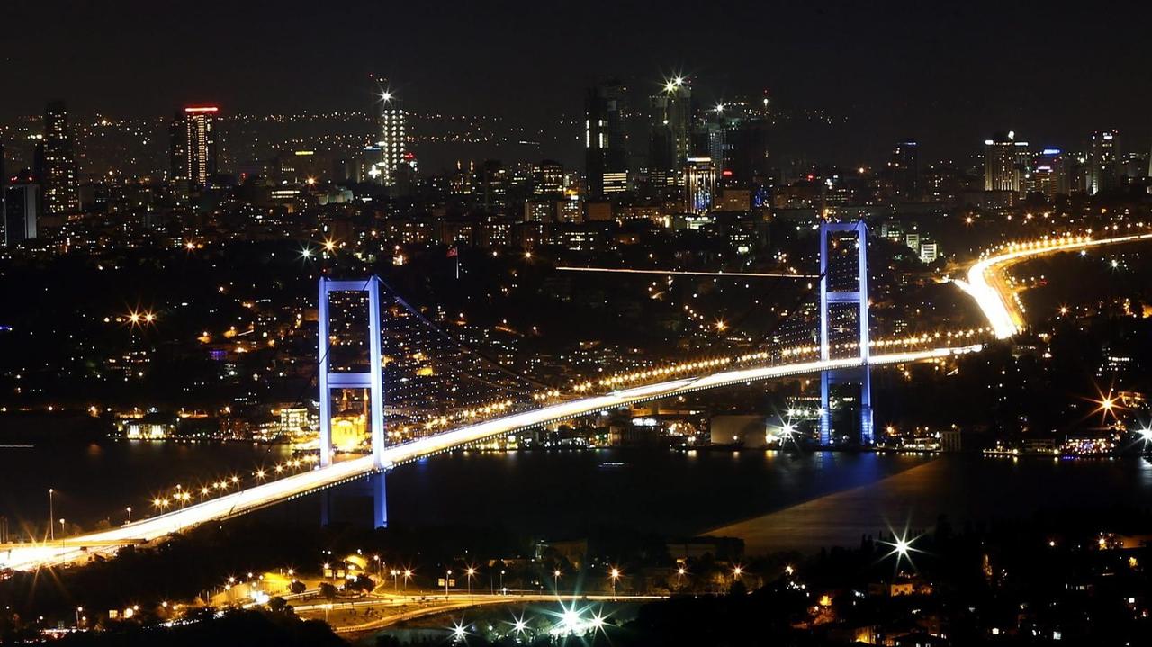 Die Bosporus-Brücke in Istanbul bei Nacht Die Bosporus-Brücke in Istanbul bei Nacht