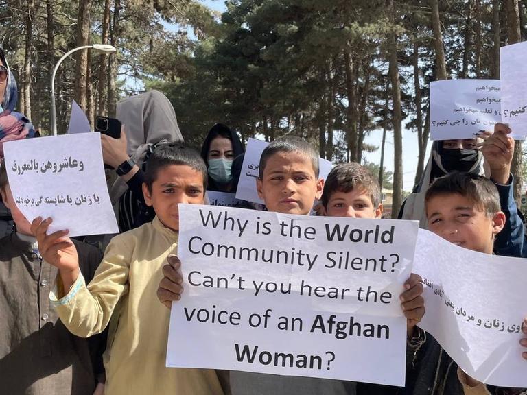 Afghanische Frauen demonstrieren in Kabul für ihr Recht auf Arbeit und Bildung.