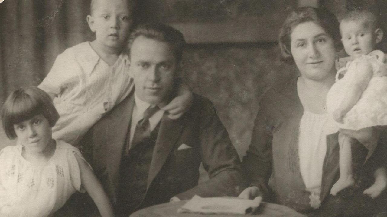 Familienfoto mit Vater, Mutter und drei Kindern in schwarz-weiß Familienfoto mit Vater, Mutter und drei Kindern in schwarz-weiß