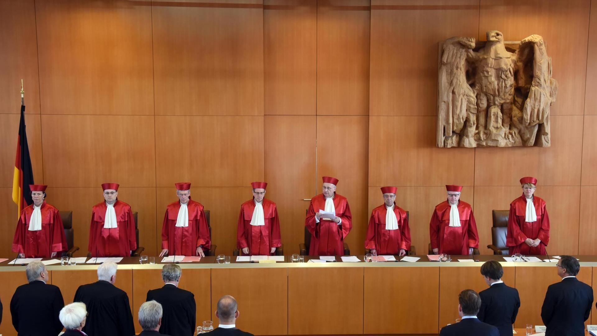 Der Erste Senat des Bundesverfassungsgerichts in Karlsruhe (Baden-Württemberg), Gabriele Britz (l-r), Andreas Paulus, Michael Eichberger, Johannes Masing, Ferdinand Kirchhof (Vorsitz), Reinhard Gaier, Wilhelm Schluckebier und Susanne Baer. Der Erste Senat des Bundesverfassungsgerichts in Karlsruhe (Baden-Württemberg), Gabriele Britz (l-r), Andreas Paulus, Michael Eichberger, Johannes Masing, Ferdinand Kirchhof (Vorsitz), Reinhard Gaier, Wilhelm Schluckebier und Susanne Baer.