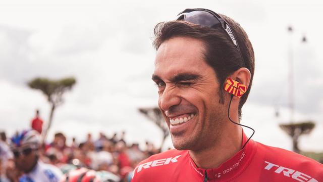 Contador lächelt und kneift ein Auge zu.